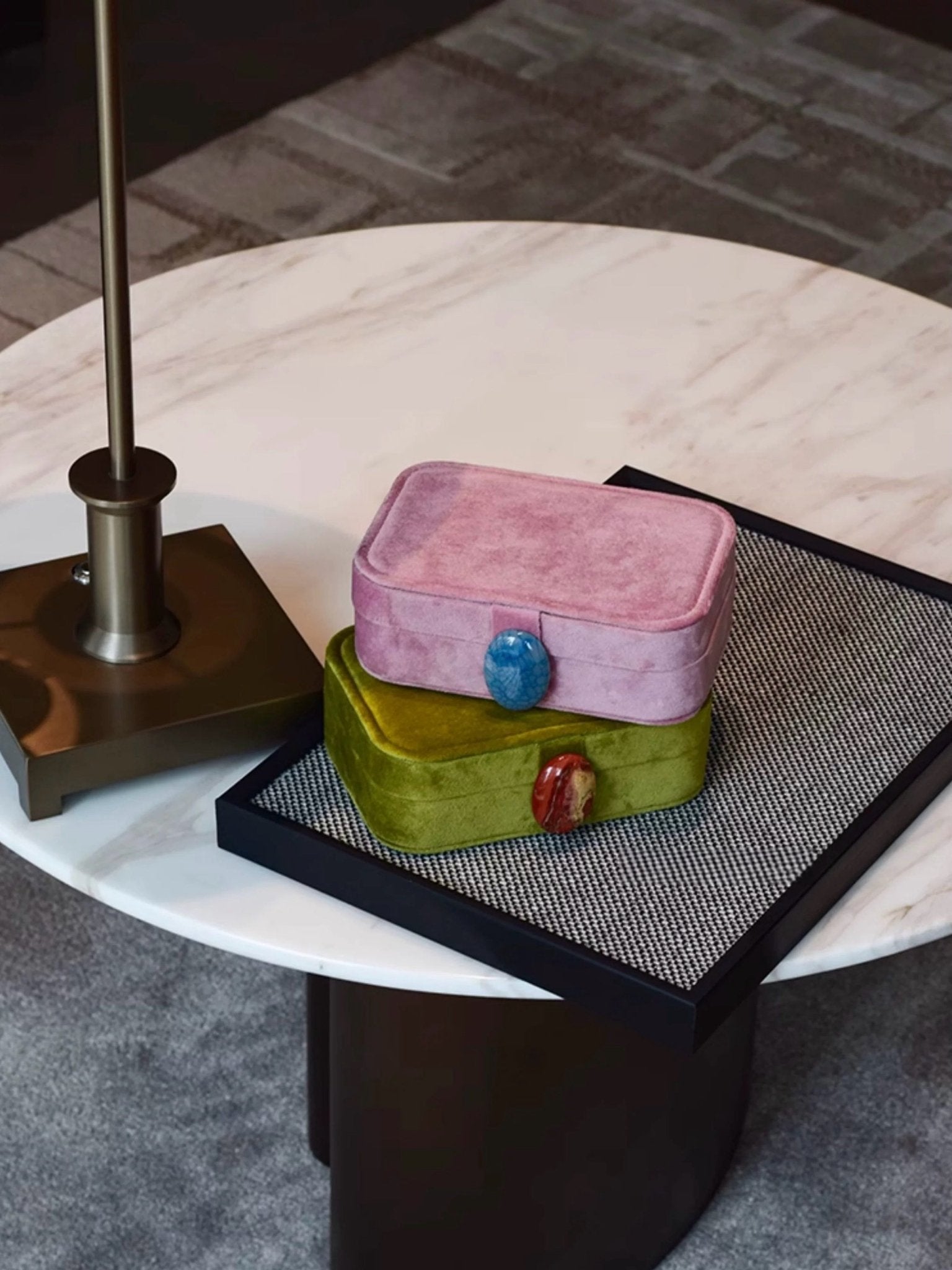 Coffrets à bijoux Galet rose mauve et vert mousse sur une table en marbre