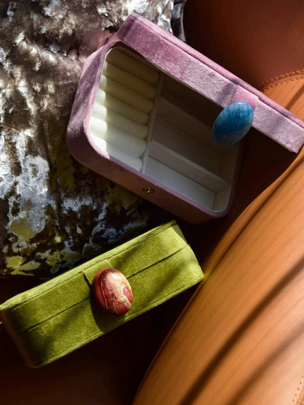 Coffrets à bijoux Galet rose mauve et vert mousse ouverts, avec compartiments et miroir