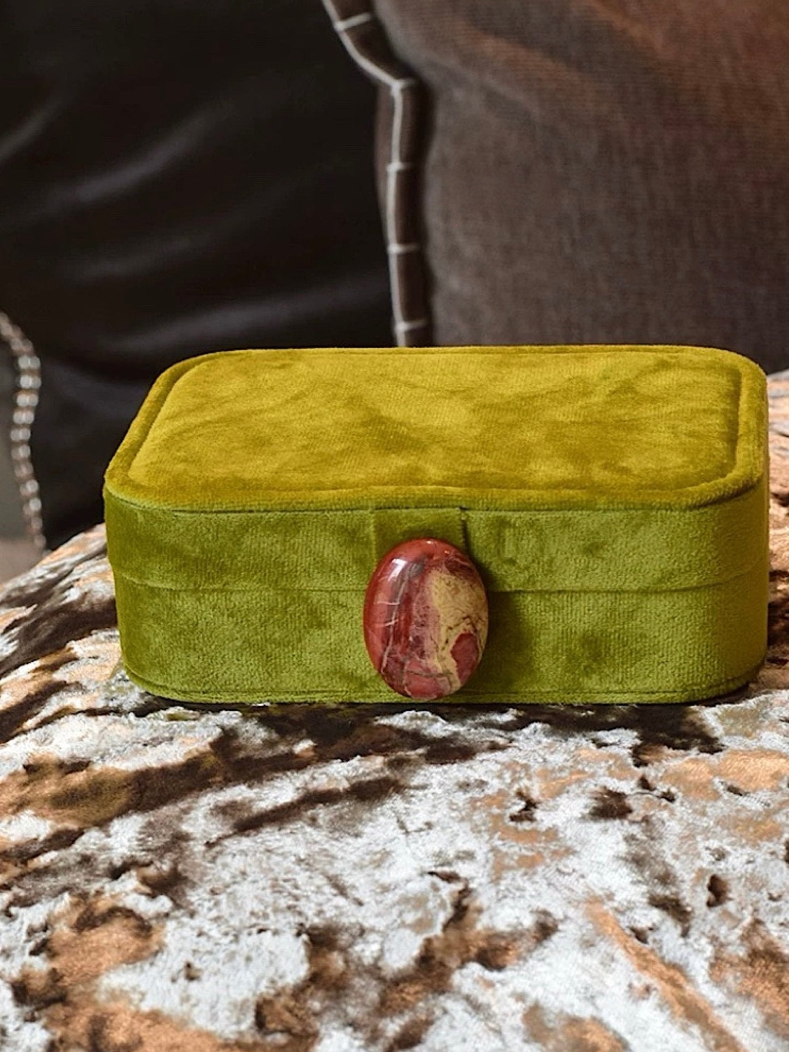 Coffret à bijoux Galet en velours vert mousse, fermé