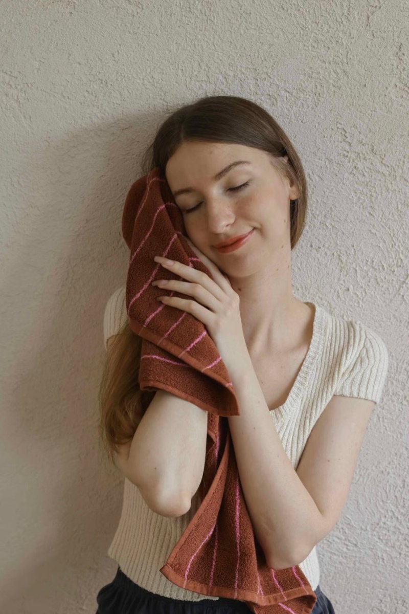 Serviette rayée moderne aux tons naturels – vue 5