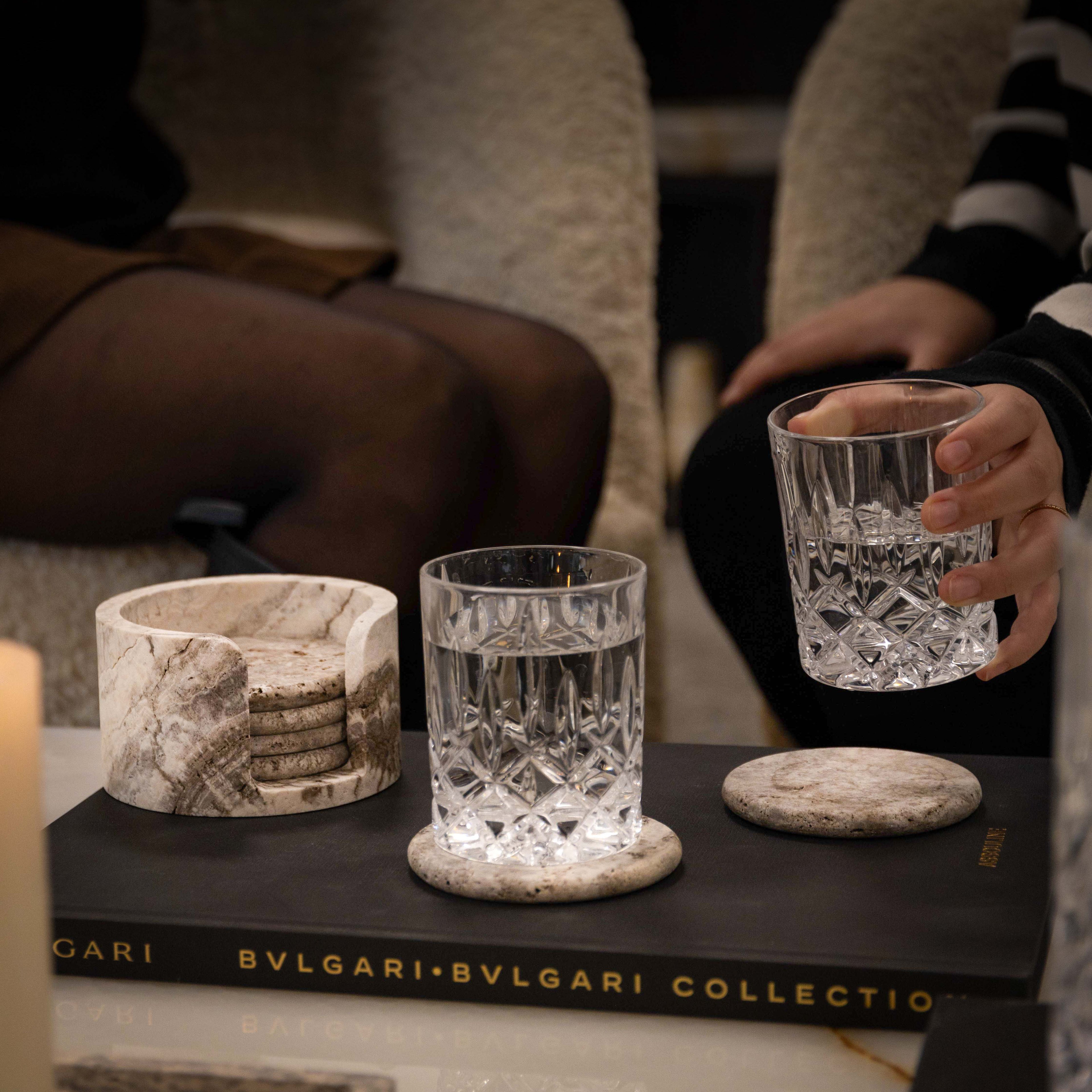 Dessous de verre en travertin naturel disposés autour de leur support